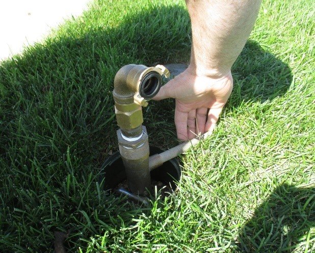the l2 quick coupler key can be operated with one hand only